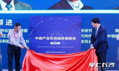 区块链合约商店是一个基于区块链技术的平台，允许用户创建、管理和交易智能合约。智能合约是一种自执行的合约，其中条款直接写入代码中，当满足特定条件时自动执行。区块链合约商店的目标是提供一个用户友好的界面，使得不仅技术人员，还包括普通用户都能方便地使用智能合约。

### 关键概念：

1. **智能合约**：一种运行在区块链上的自执行合约，具有透明性和安全性。
2. **去中心化**：区块链技术的特性，使得合约不依赖于单一中介，多个节点共同维护合约执行。
3. **交易和交换**：用户可以创建和交易智能合约，实现去中心化的市场。
4. **应用场景**：区块链合约商店可以应用于金融服务、供应链管理、数字身份验证等多个领域。

### 区块链合约商店的优势：

- **透明性**：所有交易和合约条款都在区块链上公开，确保了信息的透明。
- **安全性**：区块链技术本身具有很强的抗篡改性，合约的执行也相对安全。
- **高效性**：通过自动执行，减少了中介和繁琐的人工步骤，提高了效率。
- **创新性**：为用户提供了新的商业模式和收入来源，如代币化资产、众筹等。

### 应用案例：

- **金融服务**：在P2P借贷、众筹平台中应用智能合约。
- **供应链**：通过智能合约确保每一环节的透明和可追溯性。
- **版权管理**：确保数字内容（如音乐、视频等）的使用权和收益分配得到公平保障。

通过上述信息，我们可以看到区块链合约商店不仅是技术的一个应用场景，更是未来商业模式变革的重要基础。